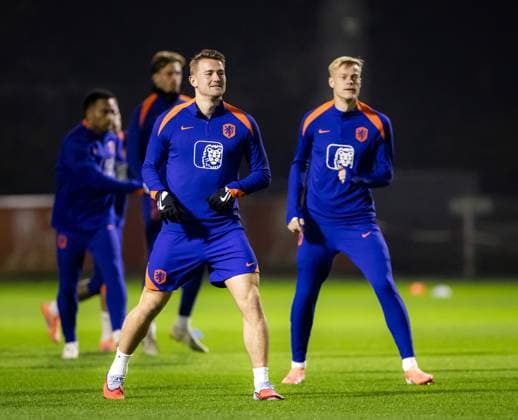 ZEIST - Matthijs de Ligt and Jan Paul van Hecke during a Dutch national team, Nationalteam training session for their final World Cup qualifier. The Dutch team will play against Lithuania at the Johan Cruijff Arena. ANP SEM VAN DER WAL xVIxANPxSportx xxANPxIVx 542188020 originalFilename: 542188020.jpg