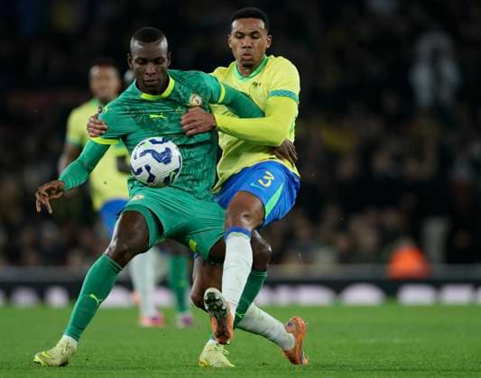 Brazil v Senegal - International Friendly, Länderspiel, Nationalmannschaft Nicolas Jackson of Senegal and Gabriel of Brazil during the international friendly match between Brazil and Senegal at Emirates Stadium on November 15, 2025 in London, England. London Emirates Stadium England United Kingdom Copyright: xNealxSimpson Sportsphoto APLx 14141660