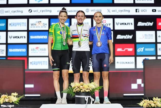 2025 UCI Cycling Esports World Championships powered by MyWhoosh Picture by Alex Whitehead SWpix.com - 15 11 2025 - Cycling - 2025 UCI Cycling Esports World Championships powered by MyWhoosh - Space42 Arena, Abu Dhabi, UAE - Elite Women Podium - Kate McCarthy (New Zealand) receiving the Gold Medal to become Esports World Champion, Gabriela Guerra (Brazil) receiving the Silver Medal and Francesca Tommasi (Italy) receiving the Bronze Medal Abu Dhabi Space42 Arena United Arab Emirates Copyright: x xSWpix.comx(t axPhotographyxHubxLtd)xAlexxWhitehead SWpix.comx SWP-3030-12193