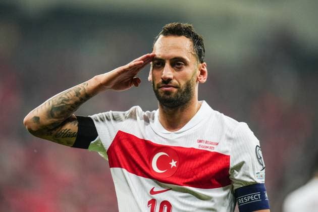 Turkiye v Bulgaria - 2026 FIFA World Cup, WM, Weltmeisterschaft, Fussball UEFA Qualifiers BURSA, TURKIYE - NOVEMBER 15: Turkiye’s Hakan Calhanoglu salutes after scoring a goal during the 2026 FIFA World Cup UEFA Qualifiers Group E match between Turkiye and Bulgaria at Ataturk Sports Complex Matli Stadium in Bursa, Turkiye, on November 15, 2025. Hakan Akgun Anadolu Bursa Turkey. Editorial use only. Please get in touch for any other usage.  Copyright: x2025xAnadoluxHakanxAkgunx