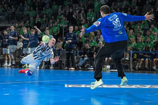 15 11 2025, xlakx, Handball Daikin HBL, Fuechse Berlin THW Kiel v l Elias Ellefsen a Skipagoetu THW Kiel , Dejan Milosavljev Fuechse Berlin duel, duel, fight, tackle Berlin Daniel Lakomski
