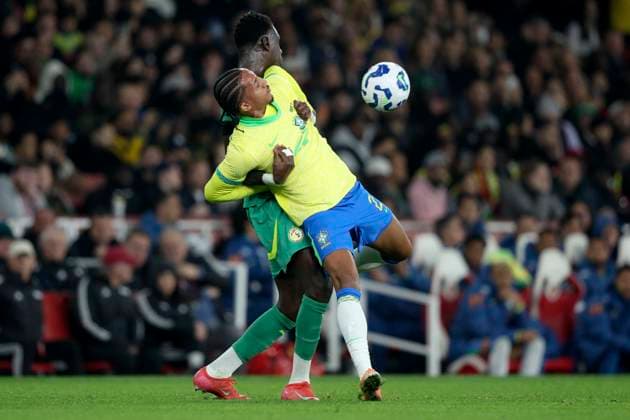 Brazil v Senegal - International Friendly, Länderspiel, Nationalmannschaft Moussa Niakhate of Senegal and Joao Pedro of Brazil challenge during the international friendly match between Brazil and Senegal at Emirates Stadium on November 15, 2025 in London, England. London Emirates Stadium England United Kingdom Copyright: xNealxSimpson Sportsphoto APLx 14141664