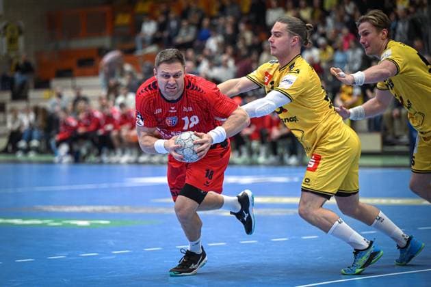 Germany, Handball, 2 Bundesliga, 11 Matchday, 2025 2026, HSG Krefeld Niederrhein vs SG BBM Bietigheim, 15 11 2025, Glockenspitzhalle, Krefeld, Germany, Fabian Wiederstein SG BBM Bietigheim, 18 prevails against Jörn Persson HSG Krefeld Niederrhein, 34 Copyright: xMarkusxVerwimpx