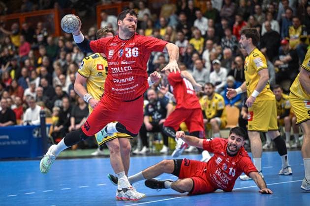Germany, Handball, 2 Bundesliga, 11 Matchday, 2025 2026, HSG Krefeld Niederrhein vs SG BBM Bietigheim, 15 11 2025, Glockenspitzhalle, Krefeld, Germany, Jonathan Fischer SG BBM Bietigheim, 36 on goal throw Copyright: xMarkusxVerwimpx