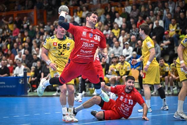 Germany, Handball, 2 Bundesliga, 11 Matchday, 2025 2026, HSG Krefeld Niederrhein vs SG BBM Bietigheim, 15 11 2025, Glockenspitzhalle, Krefeld, Germany, Jonathan Fischer SG BBM Bietigheim, 36 on goal throw Copyright: xMarkusxVerwimpx