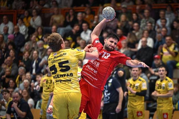 Germany, Handball, 2 Bundesliga, Matchday 11, 2025 2026, HSG Krefeld Niederrhein vs SG BBM Bietigheim, 15 11 2025, Glockenspitzhalle, Krefeld, Germany, Juan de la Pena SG BBM Bietigheim, 13 on goal throw Copyright: xMarkusxVerwimpx