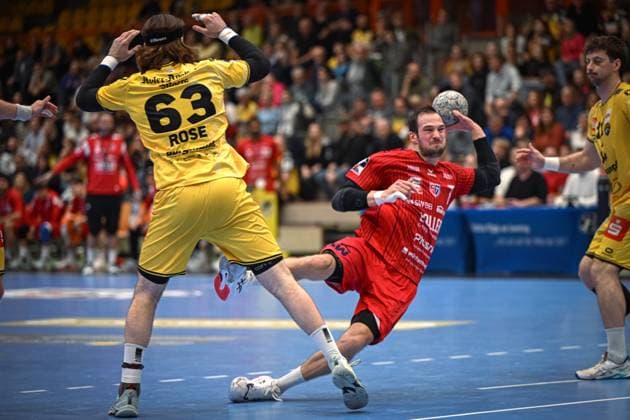 Germany, Handball, 2 Bundesliga, Matchday 11, 2025 2026, HSG Krefeld Niederrhein vs SG BBM Bietigheim, 15 11 2025, Glockenspitzhalle, Krefeld, Germany, Dominik Claus SG BBM Bietigheim, 7 throws at the Krefeld goal in the fall Copyright: xMarkusxVerwimpx