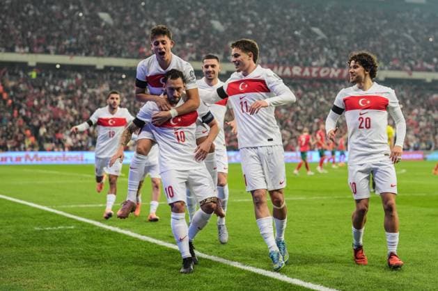 Turkiye v Bulgaria - 2026 FIFA World Cup, WM, Weltmeisterschaft, Fussball UEFA Qualifiers BURSA, TURKIYE - NOVEMBER 15: Hakan Calhanoglu (10) of Turkiye celebrates with his team-mates after scoring a goal during the 2026 FIFA World Cup UEFA Qualifiers Group E football match between Turkiye and Bulgaria at Ataturk Sports Complex Matli Stadium in Bursa, Turkiye, on November 15, 2025. Hakan Akgun Anadolu Bursa Turkey. Editorial use only. Please get in touch for any other usage.  Copyright: x2025xAnadoluxHakanxAkgunx