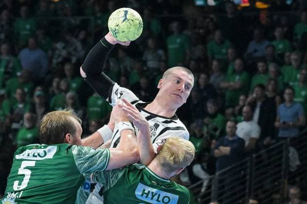 15 11 2025, xlakx, Handball Daikin HBL, Fuechse Berlin THW Kiel v l Max Darj Fuechse Berlin , Elias Ellefsen a Skipagoetu THW Kiel , Matthes Langhoff Fuechse Berlin sets up for a jump shot Berlin Daniel Lakomski