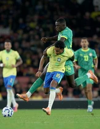 Brazil v Senegal - International Friendly, Länderspiel, Nationalmannschaft Rodrygo of Brazil and Antoine Mendy of Senegal challenge during the international friendly match between Brazil and Senegal at Emirates Stadium on November 15, 2025 in London, England. London Emirates Stadium England United Kingdom Copyright: xNealxSimpson Sportsphoto APLx 14141672