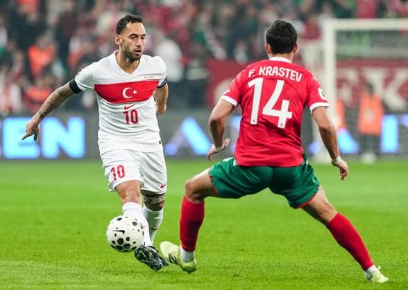 Turkiye v Bulgaria - 2026 FIFA World Cup, WM, Weltmeisterschaft, Fussball UEFA Qualifiers BURSA, TURKIYE - NOVEMBER 15: Hakan Calhanoglu (10) of Turkiye in action against Krastev (14) of Bulgaria during the 2026 FIFA World Cup UEFA Qualifiers Group E football match between Turkiye and Bulgaria at Ataturk Sports Complex Matli Stadium in Bursa, Turkiye, on November 15, 2025. Sergen Sezgin Anadolu Bursa Turkey. Editorial use only. Please get in touch for any other usage.  Copyright: x2025xAnadoluxSergenxSezginx