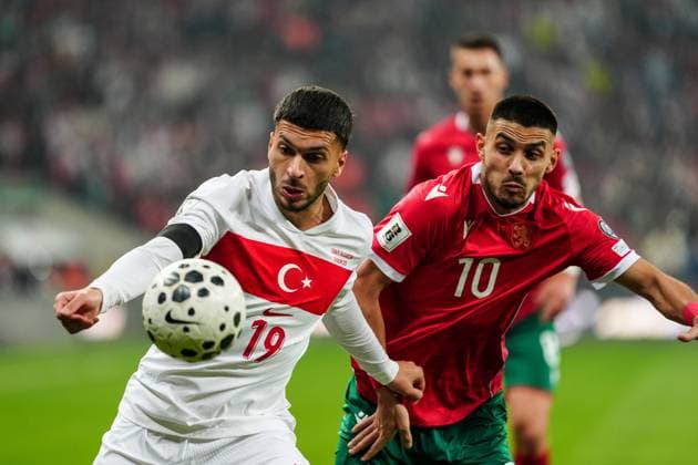 Turkiye v Bulgaria - 2026 FIFA World Cup, WM, Weltmeisterschaft, Fussball UEFA Qualifiers BURSA, TURKIYE - NOVEMBER 15: Oguz Aydin (19) of Turkiye in action against Dimitrov (R) of Bulgaria during the 2026 FIFA World Cup UEFA Qualifiers Group E football match between Turkiye and Bulgaria at Ataturk Sports Complex Matli Stadium in Bursa, Turkiye, on November 15, 2025. Sergen Sezgin Anadolu Bursa Turkey. Editorial use only. Please get in touch for any other usage.  Copyright: x2025xAnadoluxSergenxSezginx