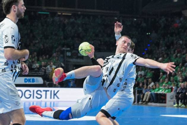 15 11 2025, xlakx, Handball Daikin HBL, Fuechse Berlin THW Kiel v l Elias Ellefsen a Skipagoetu THW Kiel goes for a jump shot Berlin Daniel Lakomski