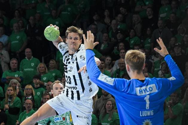 15 11 2025, xlakx, Handball Daikin HBL, Fuechse Berlin THW Kiel v l Rune Dahmke THW Kiel , Lasse Ludwig Fuechse Berlin wirft Tor, Torschuetze, erzielt Tor, Treffer, scores the goal Berlin Daniel Lakomski
