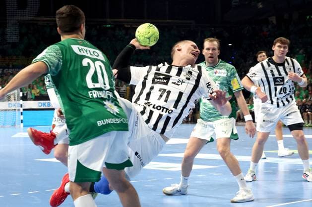 DEU, DHB, 1 HBL, Fuechse Berlin vs THW Kiel, 15 11 2025, Max Schmeling Halle, Berlin, DEU, DHB, 1 HBL, Fuechse Berlin vs THW Kiel, in the picture Tim Freihoefer Fuechse Berlin 20 , Max Darj Fuechse Berlin 5 , Elias Ellefsen A Skipagotu THW Kiel 71 nordphotoxGmbHx xEngler nph00076