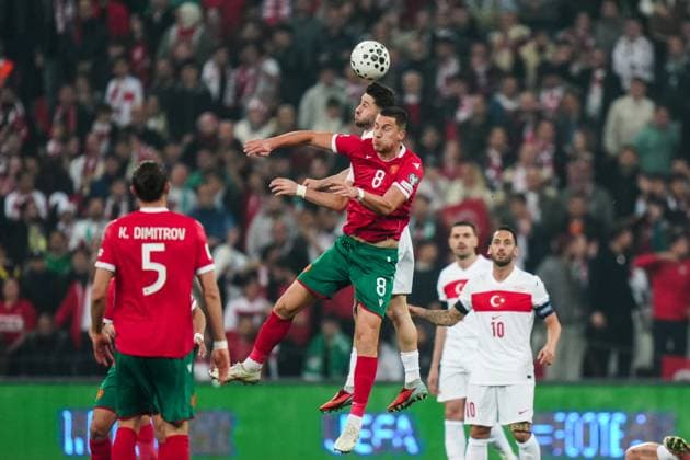 Turkiye v Bulgaria - 2026 FIFA World Cup, WM, Weltmeisterschaft, Fussball UEFA Qualifiers BURSA, TURKIYE - NOVEMBER 15:Ismail Yuksek (rear) of Turkiye and Andrian Kraev (8) of Bulgaria compete during the 2026 FIFA World Cup UEFA Qualifiers Group E football match between Turkiye and Bulgaria at Ataturk Sports Complex Matli Stadium in Bursa, Turkiye, on November 15, 2025. Hakan Akgun Anadolu Bursa Turkey. Editorial use only. Please get in touch for any other usage.  Copyright: x2025xAnadoluxHakanxAkgunx