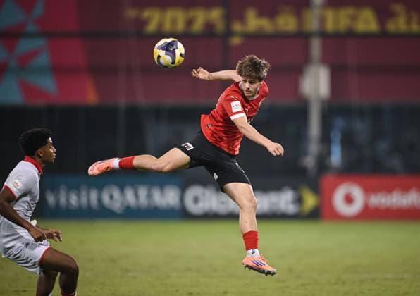 Football, Junior U 17 World Cup 2025 Doha Qatar Round of 16 15 11 2025 Match 74 Austria Tunisia Florian Hofmann right, Austria against Anisse SAIDI left, Tunisia
