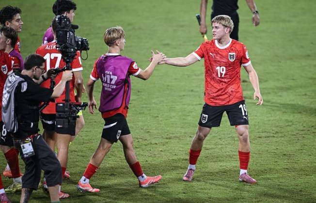 Football, Junior U 17 World Cup 2025 Doha Qatar Round of 16 15 11 2025 Match 74 Austria Tunisia FINAL CHEERS Austria Two-goal scorer Johannes Moser right applauds Dominik Dobis left