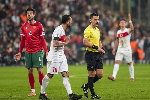Turkiye v Bulgaria - 2026 FIFA World Cup, WM, Weltmeisterschaft, Fussball UEFA Qualifiers BURSA, TURKIYE - NOVEMBER 15: Referee Nicolas Walsh of Scotland makes a decision during the 2026 FIFA World Cup UEFA Qualifiers Group E football match between Turkiye and Bulgaria at Ataturk Sports Complex Matli Stadium in Bursa, Turkiye, on November 15, 2025. Arife Karakum Anadolu Bursa Turkey. Editorial use only. Please get in touch for any other usage.  Copyright: x2025xAnadoluxArifexKarakumx