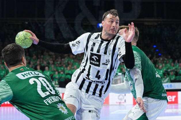 15 11 2025, xlakx, Handball Daikin HBL, Fuechse Berlin THW Kiel v l Domagoj Duvnjak THW Kiel goes for the jump shot Berlin Daniel Lakomski