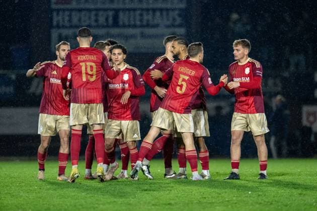 Soccer, Regionalliga Nord, BW Lohne 1 FC Phönix Lübeck, Matchday 19, Season 2025 2026, 15 11 2025 Pre-match high-five , Lohne Heinz Dettmer Stadion Niedersachsen Germany