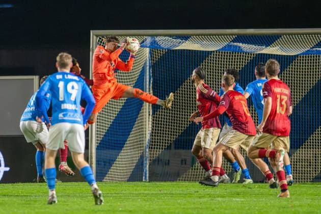 Soccer, Regionalliga Nord, BW Lohne 1 FC Phönix Lübeck, 19 Matchday, Season 2025 2026, 15 11 2025 Pascal Kokott Goalkeeper Blau Weiss Lohne 34 saves after corner , Lohne Heinz Dettmer Stadion Niedersachsen Germany