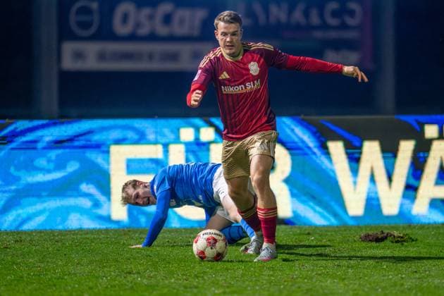 Soccer, Regionalliga Nord, BW Lohne 1 FC Phönix Lübeck, 19 Matchday, Season 2025 2026, 15 11 2025 Joshua Krüger 1 FC Phönix Lübeck 5 with Leonard Bredol Blau Weiss Lohne 19 , Lohne Heinz Dettmer Stadion Niedersachsen Germany