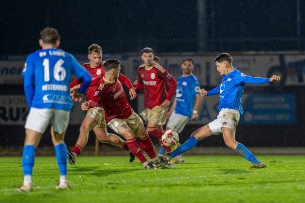 Soccer, Regionalliga Nord, BW Lohne 1 FC Phönix Lübeck, 19 Matchday, Season 2025 2026, 15 11 2025 duel to penalty kick Jannes Vollert 1 FC Phönix Lübeck 3 with Luca Zander Blau Weiss Lohne 4 , Lohne Heinz Dettmer Stadion Niedersachsen Germany