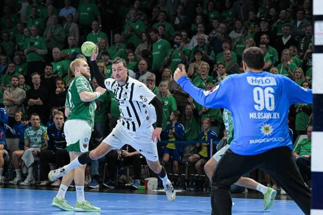 15 11 2025, xlakx, Handball Daikin HBL, Fuechse Berlin THW Kiel v l Domagoj Duvnjak THW Kiel , Dejan Milosavljev Fuechse Berlin wirft Tor, Torschuetze, erzielt Tor, Treffer, scores the goal Berlin Daniel Lakomski