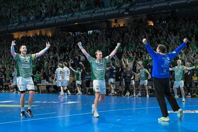 15 11 2025, xlakx, Handball Daikin HBL, Fuechse Berlin THW Kiel v l Mijajlo Marsenic Fuechse Berlin , Max Darj Fuechse Berlin , Dejan Milosavljev Fuechse Berlin Celebrating the victory, cheering after the end of the game Berlin Daniel Lakomski
