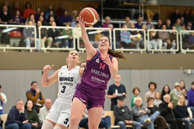 BG74 Veilchen Ladies Göttingen WINGS Leverkusen Basketball, Women, 2 Bundesliga North, Main Round, 8 Matchday, Season 2025 2026, BG74 Veilchen Ladies Göttingen WINGS Leverkusen, 15 11 2025, Göttingen Ana Teresa Leal Faustino 14, Göttingen plays against Tessa Brugler 3, Leverkusen Photo Swen Pförtner Göttingen Lower Saxony Germany