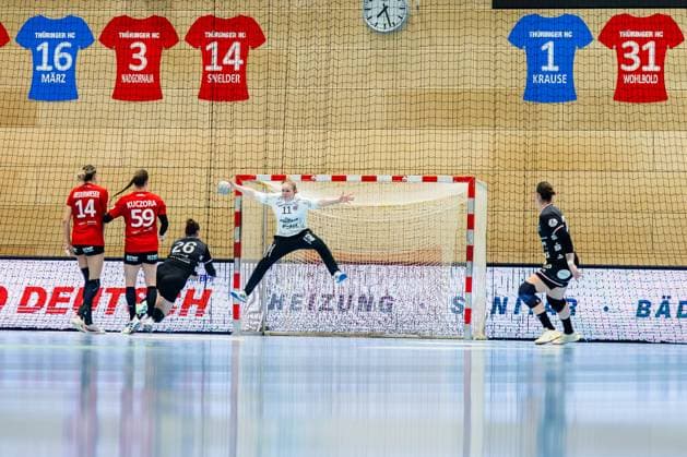 15 11 2025, GER, Handball, Women, Season 2025 2026, Alsco 1 Bl, 8 Matchday, Thueringer HC TuS Metzingen Laura Kuske Thueringer HC,11 , Svenja Huebner TuS Metzingen 99947 Bad Langensalza Salza Halle Sporthalle Mehrz Thüringen Germany