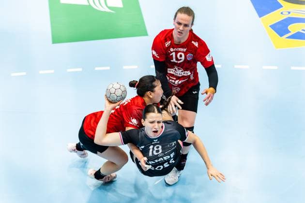15 11 2025, GER, Handball, Women, Season 2025 2026, Alsco 1 Bl, 8 Matchday, Thueringer HC TuS Metzingen Santina Sabatnig TuS Metzingen , Natsuki Aizawa Thueringer HC,23 , Luca Farago Thueringer HC,19 99947 Bad Langensalza Salza Halle Sporthalle Mehrz Thüringen Germany