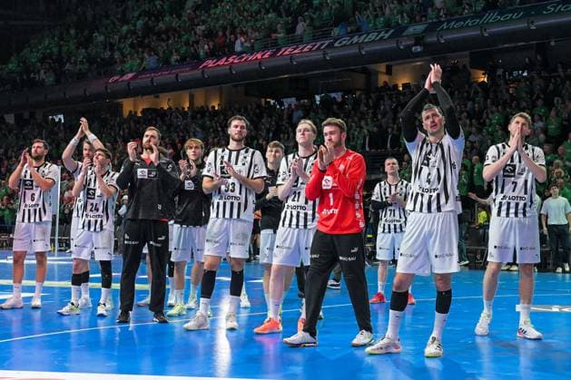 15 11 2025, xlakx, Handball Daikin HBL, Fuechse Berlin THW Kiel v l Harald Reinkind THW Kiel , Lukas Zerbe THW Kiel ,Veron Nacinovic THW Kiel ,Gonzalo Perez de Vargas THW Kiel ,Domagoj Duvnjak THW Kiel , disappointed, looks disappointed, disappointed Berlin Daniel Lakomski