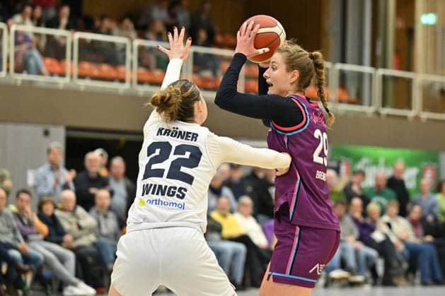 BG74 Veilchen Ladies Göttingen WINGS Leverkusen Basketball, Women, 2 Bundesliga North, Main Round, 8 Matchday, Season 2025 2026, BG74 Veilchen Ladies Göttingen WINGS Leverkusen, 15 11 2025, Göttingen Alice Marie Therese C Bremer 29, Göttingen plays against Amelie Kröner 22, Leverkusen Photo Swen Pförtner Göttingen Lower Saxony Germany