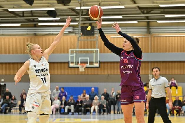 BG74 Veilchen Ladies Göttingen WINGS Leverkusen Basketball, Women, 2 Bundesliga North, Main Round, 8 Matchday, Season 2025 2026, BG74 Veilchen Ladies Göttingen WINGS Leverkusen, 15 11 2025, Göttingen Alice Marie Therese C Bremer 29, Göttingen plays against Leonie Kampes 11, Leverkusen Photo Swen Pförtner Göttingen Lower Saxony Germany