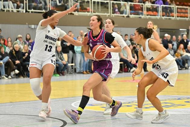 BG74 Veilchen Ladies Göttingen WINGS Leverkusen Basketball, Women, 2 Bundesliga North, Main Round, 8 Matchday, Season 2025 2026, BG74 Veilchen Ladies Göttingen WINGS Leverkusen, 15 11 2025, Göttingen Sophia Phillips 1, Göttingen plays against Natalie Villaflor 43, Leverkusen and Olivia Okpara 13, Leverkusen Photo Swen Pförtner Göttingen Lower Saxony Germany