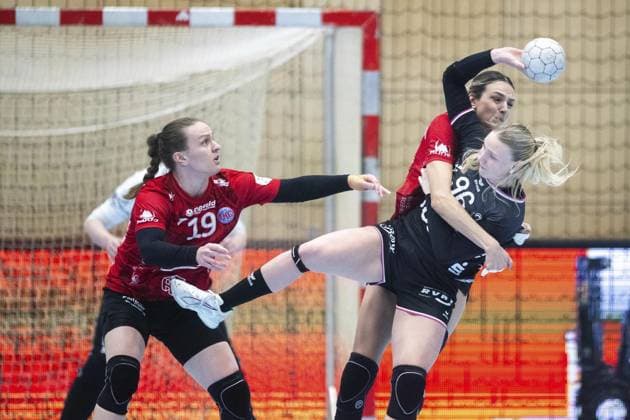 HANDBALL WOMEN 1 BUNDESLIGA 8 GAME DAY THC TUS METZINGEN FOR EDITORIAL PURPOSES ONLY EDITORIAL USE ONLY p 15 11 2025 Bad Langensalza Handball Women 1 Bundesliga Women Season 2025 2026 Salzhalle 8 Matchday Thüringer HC TuS Metzingen in the photo Anika Niederwieser 14 Thüringer HC and Luca Farago 19 Thüringer HC in a duel with Charlotte Cholevova 96 TuS Metzingen Germany Thueringen Bad Langensalza Copyright SaschaxFromm Copyright: SaschaxFromm doc839z056ausy1h6eqa1ku ,EDITORIAL USE ONLY Copyright: SaschaxFromm