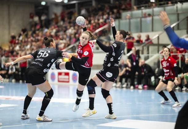 HANDBALL WOMEN 1 BUNDESLIGA 8 GAME DAY THC TUS METZINGEN FOR EDITORIAL PURPOSES ONLY EDITORIAL USE ONLY p 15 11 2025 Bad Langensalza Handball Women 1 Bundesliga Women Season 2025 2026 Salzhalle 8 Matchday Thüringer HC TuS Metzingen in photo Luca Farago 19 Thüringer HC in duel with Carolin Hübner 56 TuS Metzingen and Svenja Demmel 21 TuS Metzingen Germany Thueringen Bad Langensalza Copyright SaschaxFromm Copyright: SaschaxFromm doc839z057wnp2142x0adh5 ,EDITORIAL USE ONLY Copyright: SaschaxFromm