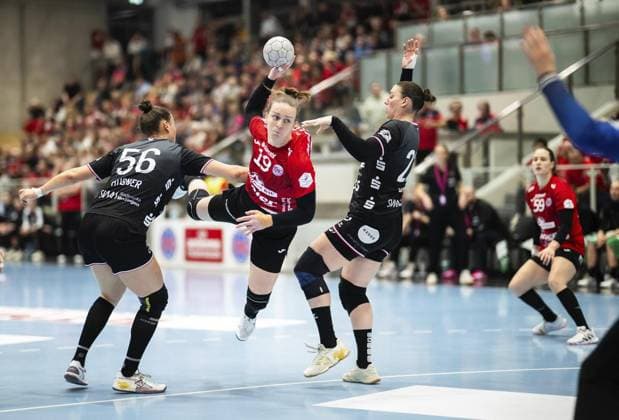 HANDBALL WOMEN 1 BUNDESLIGA 8 GAME DAY THC TUS METZINGEN FOR EDITORIAL PURPOSES ONLY EDITORIAL USE ONLY p 15 11 2025 Bad Langensalza Handball Women 1 Bundesliga Women Season 2025 2026 Salzhalle 8 Matchday Thüringer HC TuS Metzingen in photo Luca Farago 19 Thüringer HC in duel with Carolin Hübner 56 TuS Metzingen and Svenja Demmel 21 TuS Metzingen Germany Thueringen Bad Langensalza Copyright SaschaxFromm Copyright: SaschaxFromm doc839z05bghsw1e89q580m ,EDITORIAL USE ONLY Copyright: SaschaxFromm