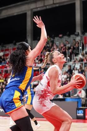 15.11.2025, Sosnowiec Mecz Eliminacje do Mistrzostw Europy Kobiet w koszykowce Polska - Rumunia - FIBA Womens EuroBasket Qualifiers Poland - Romania Nz. Ana Virghoghe Weronika Telenga Fot. Michal Chwieduk Arena Akcji NEWSPIX.PL --- newspix.pl 