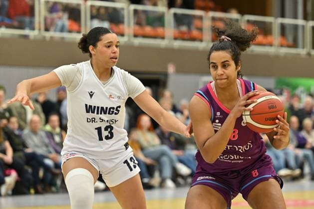 BG74 Veilchen Ladies Göttingen WINGS Leverkusen Basketball, Women, 2 Bundesliga North, Main Round, 8 Matchday, Season 2025 2026, BG74 Veilchen Ladies Göttingen WINGS Leverkusen, 15 11 2025, Göttingen Thalia Kretschmar 8, Göttingen plays against Olivia Okpara 13, Leverkusen Photo Swen Pförtner Göttingen Lower Saxony Germany