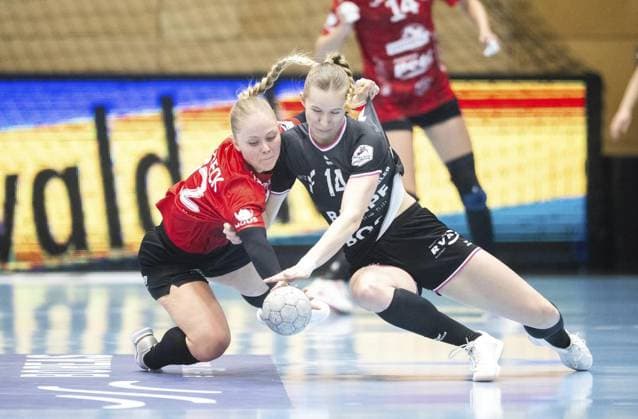 HANDBALL WOMEN 1 BUNDESLIGA 8 SPIELTAG THC TUS METZINGEN FOR EDITORIAL PURPOSES ONLY p 15 11 2025 Bad Langensalza Handball Women 1 Bundesliga Women Season 2025 2026 Salzhalle 8 Spieltag Thüringer HC TuS Metzingen im Foto Rikke Hoffbeck Petersen 22 Thüringer HC in duel with Klara Schlegel 14 TuS Metzingen Germany Thueringen Bad Langensalza Copyright SaschaxFromm Copyright: SaschaxFromm doc839z06262uq1mbeqf5c ,EDITORIAL USE ONLY Copyright: SaschaxFromm