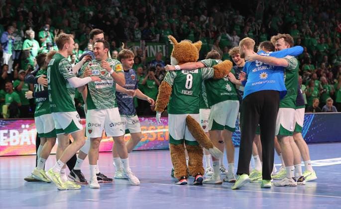 Füchse team cheers after the end of the game Joy Emotion Cheers Sport Handball HBL Bundesliga Men 12 Matchday Season 2025 2026 15 11 2025 Füchse Berlin vs THW Kiel
