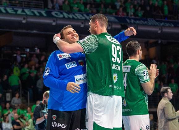 Handball, Men, Season 2025 2026, DAIKIN Handball Bundesliga 12 Matchday , Füchse Berlin THW Kiel, f l Goalkeeper Dejan Milosavljev Füchse Berlin , Mijajlo Marsenic Füchse Berlin , Cheering after the final whistle, 15 11 2025, Copyright: xSebastianxRäppold MatthiasxKochx