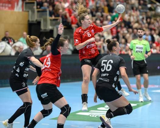 Luca, Farago Kreislaeufer, Thueringer HC, 19 , Julie, Holm Rueckraum, Thueringer HC, 8 , Carolin, Huebner Rueckraum Links, TuS Metzingen, 56 GER, Thueringen, Thueringer HC vs TuS Metzingen, Alsco Handball Bundesliga Frauen, 1 Handballbundesliga Frauen, Handball, Matchday 8, Season 2025 2026, Saturday, 15 11 2025 GER, Thuringia, Thueringer HC v TuS Metzingen, Alsco Handball Bundesliga Frauen, 1 Handballbundesliga Frauen, Handball, Matchday 8, Season 2025 2026, Saturday, 15 11 2025 Bad Langensalza Copyright: xEibner-Pressefoto MartinxHerbstx EP_MHT