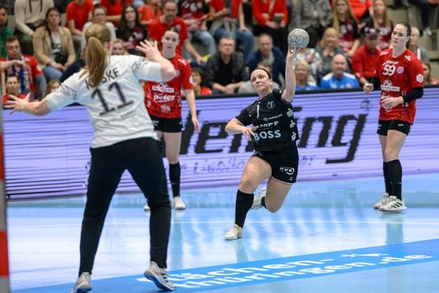 Laura, Kuske TW, Thueringer HC, 11 , Sabrina, Troester right wing, TuS Metzingen, 7 GER, Thueringen, Thueringer HC vs TuS Metzingen, Alsco Handball Bundesliga Frauen, 1 Handballbundesliga Frauen, Handball, Matchday 8, 2025 2026 season, Saturday, 15 11 2025 GER, Thuringia, Thueringer HC v TuS Metzingen, Alsco Handball Bundesliga Frauen, 1 Handballbundesliga Frauen, Handball, Matchday 8, 2025 2026 season, Saturday, 15 11 2025 Bad Langensalza Copyright: xEibner-Pressefoto MartinxHerbstx EP_MHT