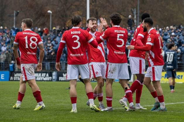 Potsdam, Germany 15 November 2025 Brandenburg State Cup 2025 2026 1 4 Final Babelsberg 03 vs Energie Cottbus Pictured center Dominik Pelivan Energie Cottbus celebrates after his goal for 1 2 with from l Erik Engelhardt Energie Cottbus , Henry Rorig Energie Cottbus , Tim Campulka Energie Cottbus , King Manu Energie Cottbus and Tolcay Cigerci Energie Cottbus Karl Liebknecht Stadion Brandenburg Copyright: xFotostandx xWeilandx