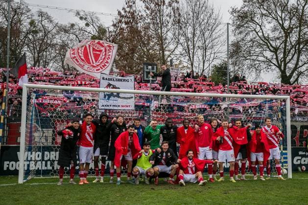 Potsdam, Germany 15 November 2025 Brandenburg State Cup 2025 2026 1 4 Final Babelsberg 03 vs Energie Cottbus In the picture The Energie Cottbus team celebrates with the fans Karl Liebknecht Stadion Brandenburg Copyright: xFotostandx xWeilandx