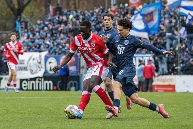 Potsdam, Germany 15 November 2025 Brandenburg State Cup 2025 2026 1 4 Final Babelsberg 03 vs Energie Cottbus Pictured from left in a duel Merveille Biankadi Energie Cottbus and Maurice Covic Babelsberg 03 Karl Liebknecht Stadion Brandenburg Copyright: xFotostandx xWeilandx